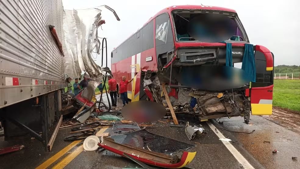 Acidente entre carreta e ônibus deixa uma pessoa morta e duas feridas na BR-163