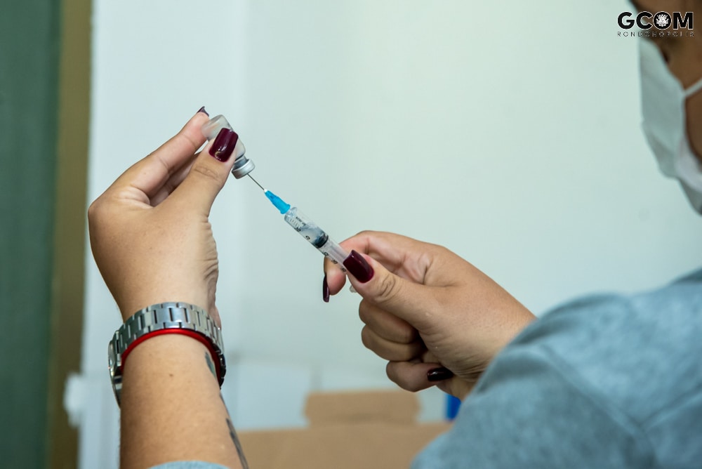 Saúde está disponibilizando vacina bivalente contra Covid-19 a população
