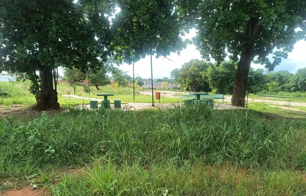 Praça do Jardim Reis abandonada gera preocupações para os moradores da região.