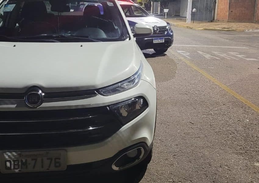 Família tem residência invadida e veículos roubados em Rondonópolis