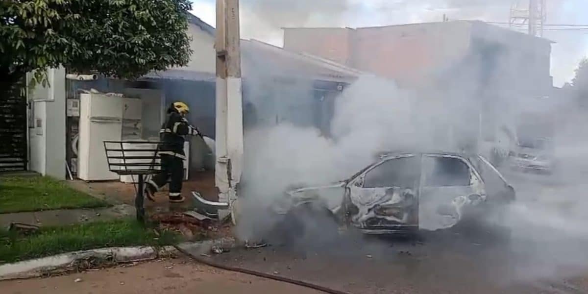 Carro pega fogo após colisão em poste deixando três feridos na Vila Mariana