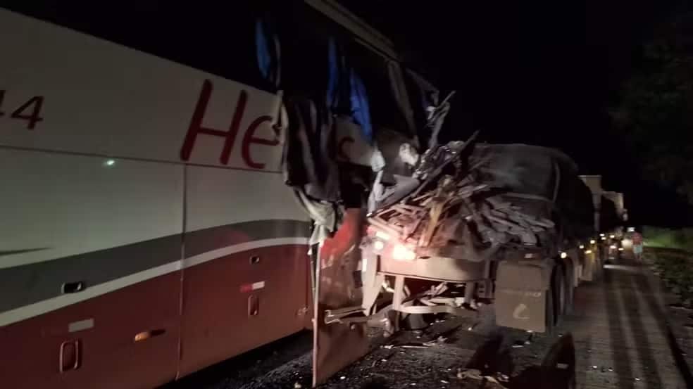 Acidente entre ônibus e caminhão deixa 18 feridos em MT