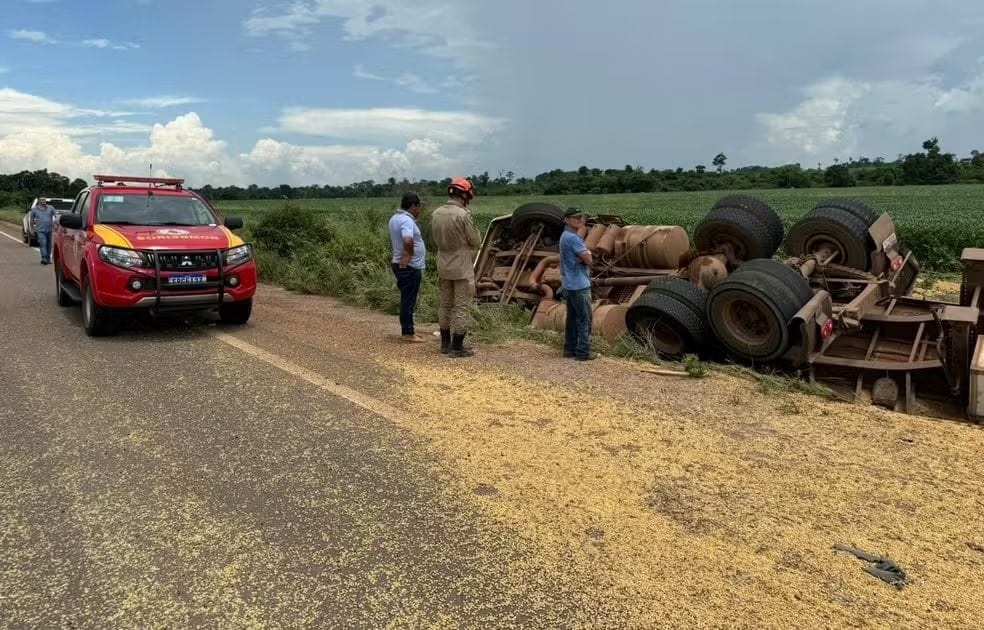 Caminhão tomba e mulher morre soterrada por carga de soja em MT