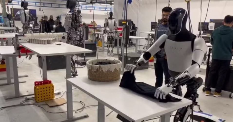Robô humanoide da empresa de Elon Musk dobra roupas em vídeo