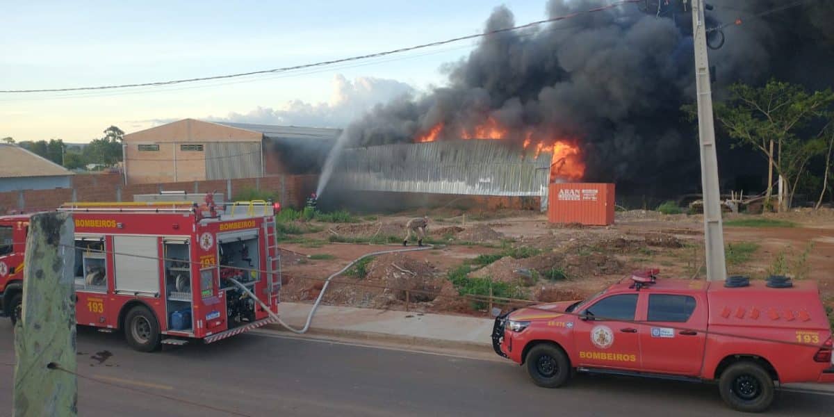 Incêndio em empresa de Rondonópolis levou cerca de oito horas para ser controlado