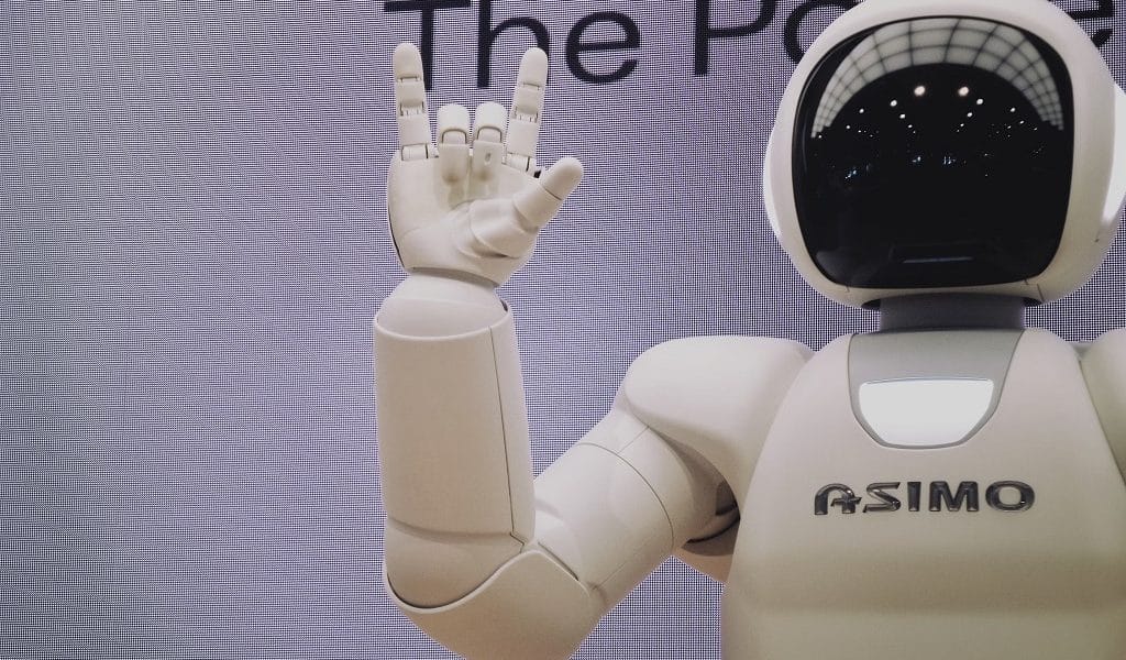 robô branco fazendo sinal de mão