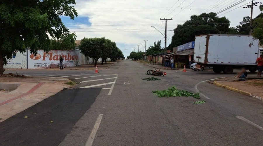 Jovem morre em acidente envolvendo moto e caminhão na Vila Operária