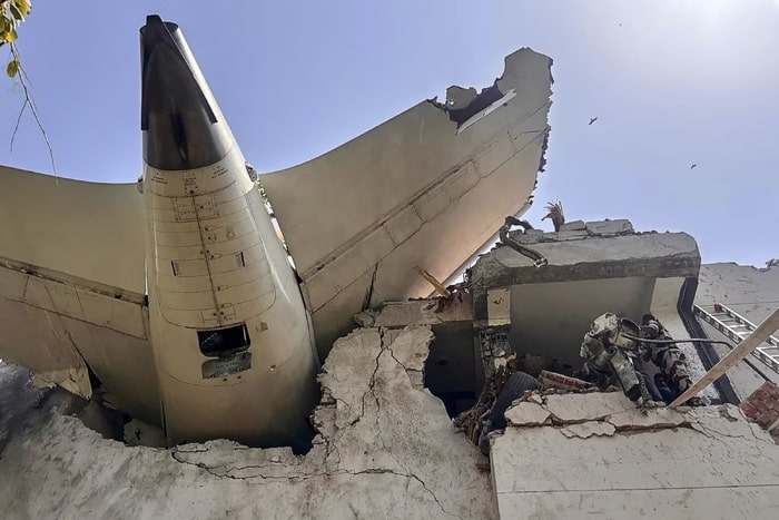 Avião cai perto do aeroporto de Ahmedabad, no oeste da Índia, no dia 12 de junho de 2025