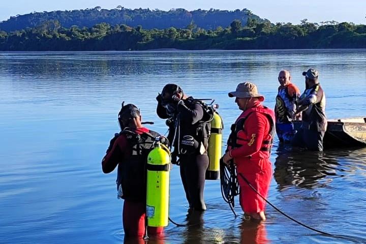 Vítima desapareceu após ser arrastada pela correnteza e foi encontrada a cerca de 10 metros pelos Bombeiros