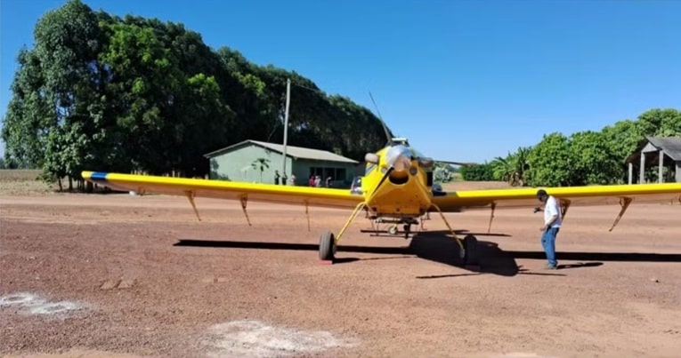 Avião agrícola que bateu na caminhonete
