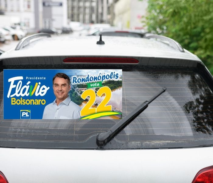Apoiadores de Flávio Bolsonaro fazem adesivaço em Rondonópolis