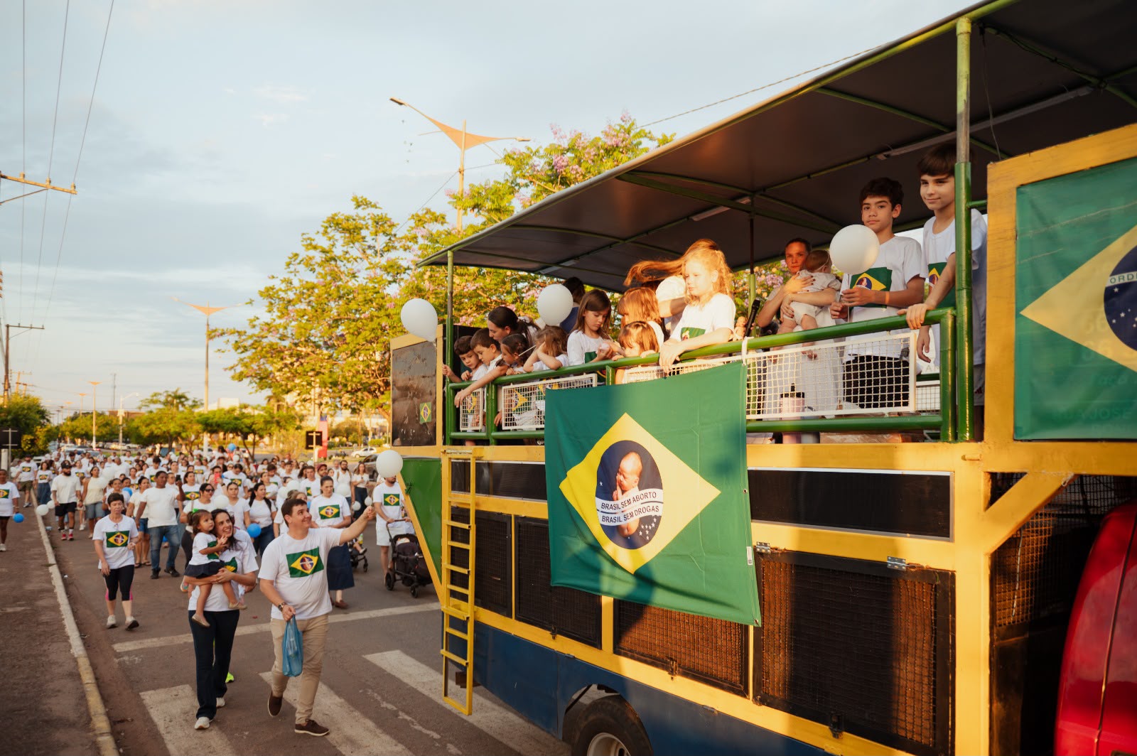 Primeira Caminhada em Favor da Vida mobiliza famílias em Rondonópolis, MT