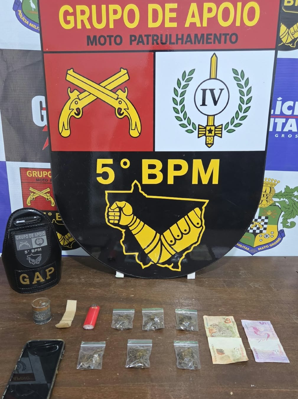 Motociclista foge da polícia, provoca acidente e é flagrado com porções de maconha em Rondonópolis