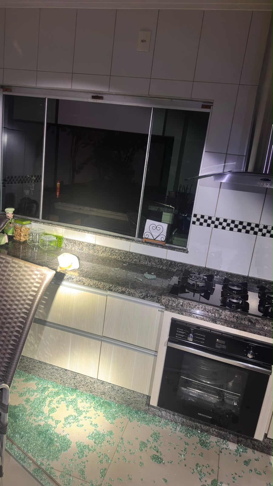 Suspeitos de furtar casa são detidos após mulher se esconder em árvore e homem pular muro em Rondonópolis