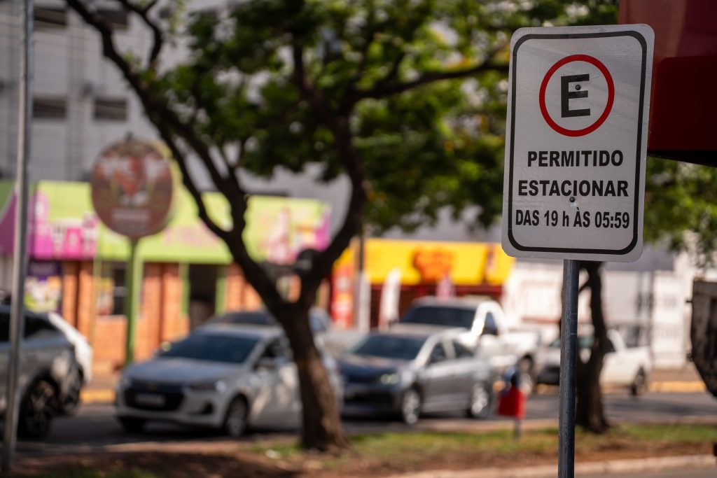 Rondonópolis libera estacionamento noturno na Avenida Lions Internacional