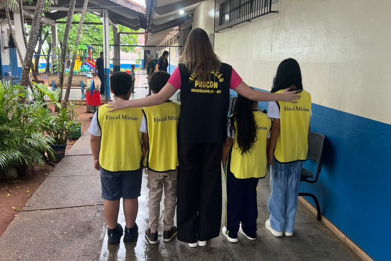 Procon de Rondonópolis ensina direitos do consumidor a alunos em MT