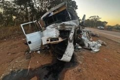 Cabine foi destruída após a colisão; condutor do outro veículo não se feriu - Reprodução