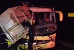 Acidente entre ônibus e carreta deixa 1 morto na SP-330 em Santa Rita do Passa Quatro — Foto: Artesp/Reprodução