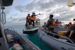 Chineses usaram machados para ameaçar filipinos em corredor marítimo internacional - Divulgação/Guarda Costeira das Filipinas