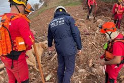 Bombeiros trabalham em busca de seis famílias que estão soterradas — Foto: Corpo de Bombeiros de Mato Grosso