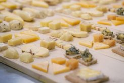 Os visitantes terão a oportunidade de explorar uma ampla gama de produtos de qualidade, incluindo queijos - Foto por: Arquivo pessoal/Quinta da Cartucheira