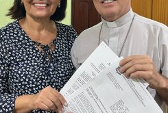 Vereadora entrega cópia de Lei para bispo de Rondonópolis