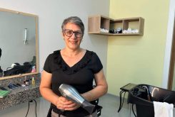 Matilde Santiago, dona de salão de beleza em Nova Canaã do Norte, viu seu negócio fortalecer com o auxílio da Desenvolve MT
Crédito - Foto: Vitória Kehl/Desenvolve MT