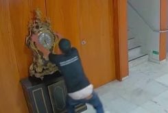 Homem quebrou relógio histórico - Reprodução/Palácio do Planalto
