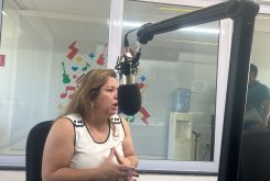 Izalba durante entrevista à 104 FM