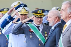 Os comandantes das Forças Armadas prestam continência ao presidente Lula durante cerimônia em comemoração ao Dia do Exército — Foto: Ricardo Stuckert/Presidência da República
