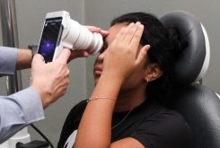 Parceria entre a Secretaria de Estado de Saúde (SES-MT) e a Prefeitura de Várzea Grande possibilitou a oferta de 30 exames oftalmológicos de retinografia
Crédito - Secom- Várzea Grande