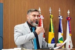 Paulo Schuh assina decreto para ponto facultativo