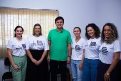 Thiago Silva com integrantes da Campanha "Onda Furta-Cor"