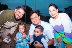Thiago Silva com os pais de gêmeos que ficaram 90 dias na UTI no pós-parto