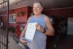 Ailton Machado recebeu documento definitivo de posse de casa onde mora desde 1981, em Cuiabá
Crédito - Michel Alvim/Secom-MT