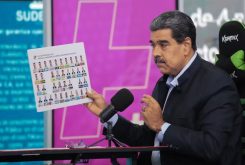Nicolás Maduro segura cédula de votação em programa de TV na Venezuela — Foto: Zurimar Campos / Presidência da Venezuela