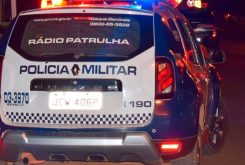 Mulher tem carro roubado ao chegar em casa no bairro Jardim Pindorama