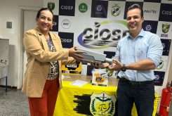 A secretária adjunta Lenice Barbosa recebe as primeiras câmeras do superintendente do Ciosp, delegado Cláudio Alvarez - Foto por: Frank Sumiyoshi - Sesp-MT