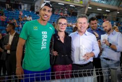 Almir Júnior; primeira-dama de MT, Virginia Mendes e o governador Mauro Mendes na abertura do Campeonato Ibero-Americano no COT- UFMT